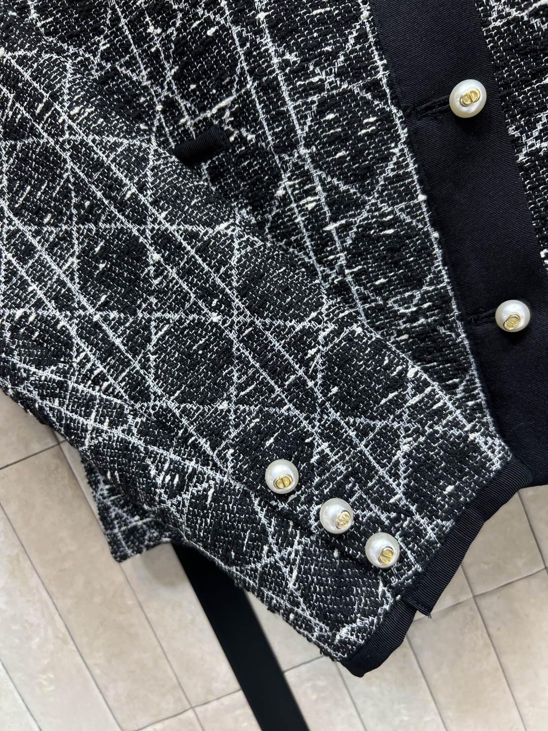 D家 25秋冬新款 藤格纹外套 整体对格剪裁 特别费面料 撞色拼接气质小翻领设计 简单夹克版型 上身超抬