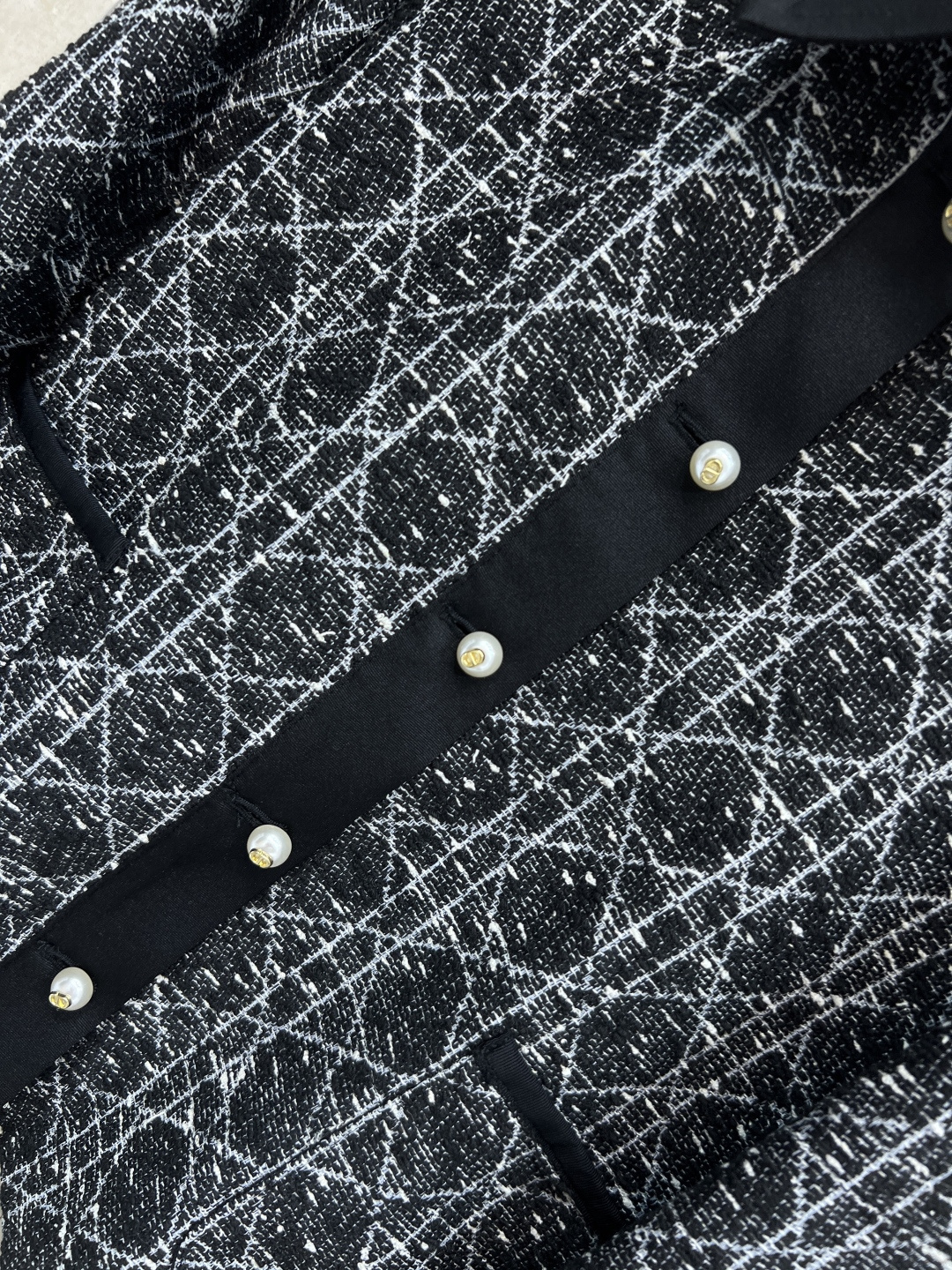 D家 25秋冬新款 藤格纹外套 整体对格剪裁 特别费面料 撞色拼接气质小翻领设计 简单夹克版型 上身超抬