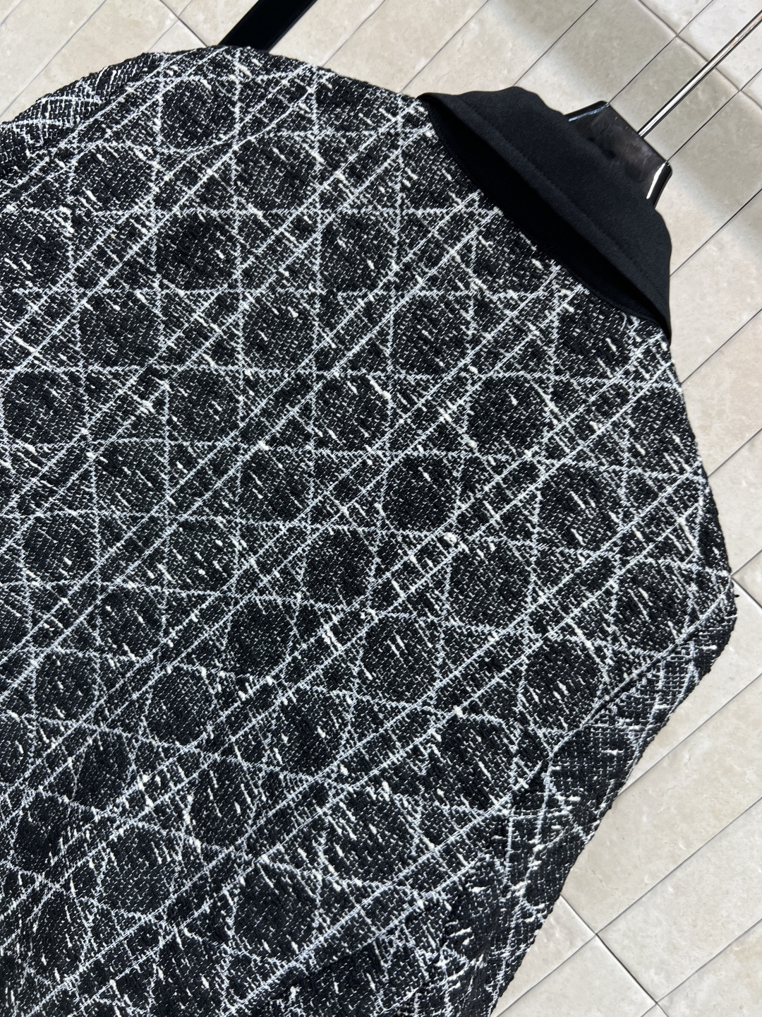 D家 25秋冬新款 藤格纹外套 整体对格剪裁 特别费面料 撞色拼接气质小翻领设计 简单夹克版型 上身超抬