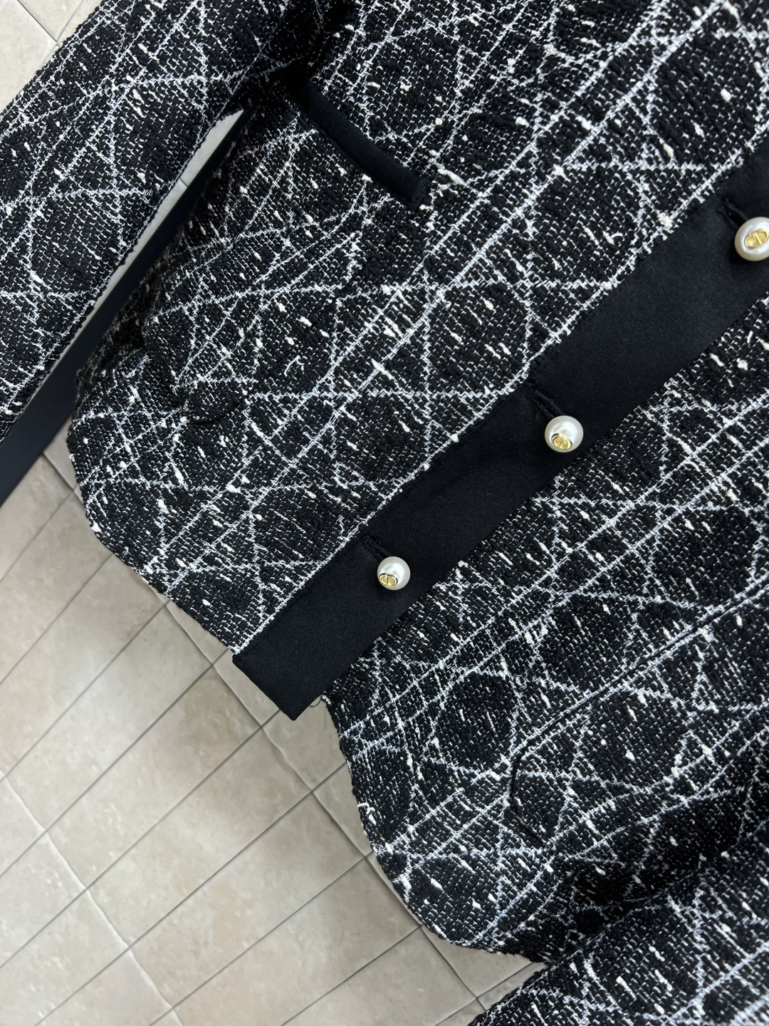 D家 25秋冬新款 藤格纹外套 整体对格剪裁 特别费面料 撞色拼接气质小翻领设计 简单夹克版型 上身超抬