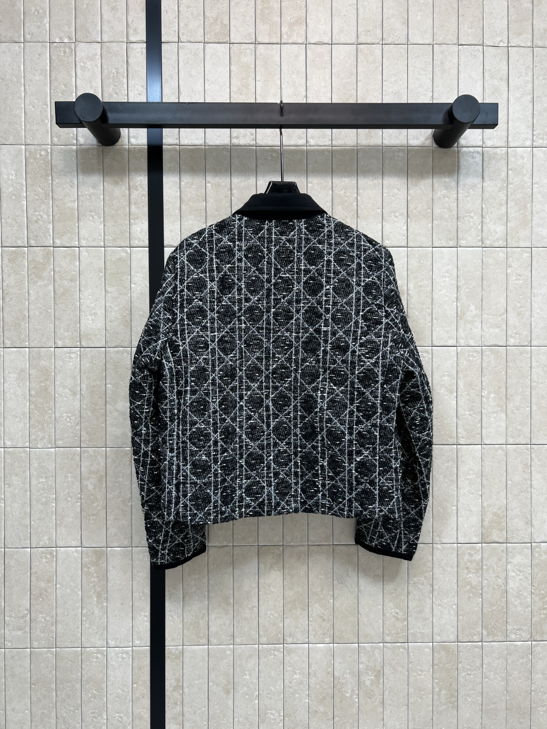 D家 25秋冬新款 藤格纹外套 整体对格剪裁 特别费面料 撞色拼接气质小翻领设计 简单夹克版型 上身超抬