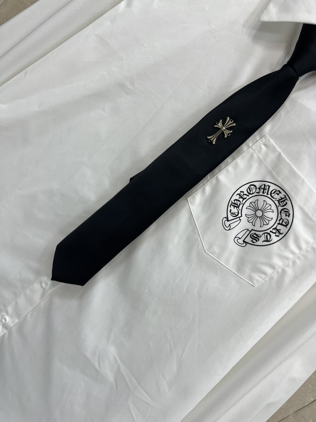 25秋冬新款 徽章领带装饰衬衫 不一样的设计感 无敌帅气的衬衫 简约设计 加入了领带装饰更加显质感时髦范