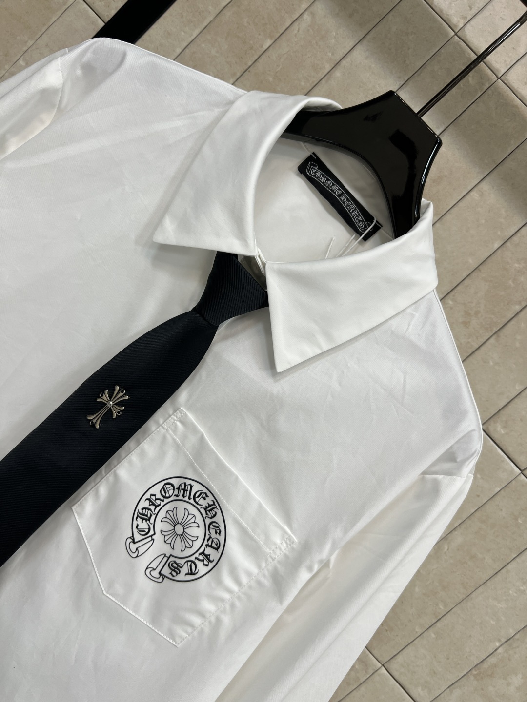 25秋冬新款 徽章领带装饰衬衫 不一样的设计感 无敌帅气的衬衫 简约设计 加入了领带装饰更加显质感时髦范