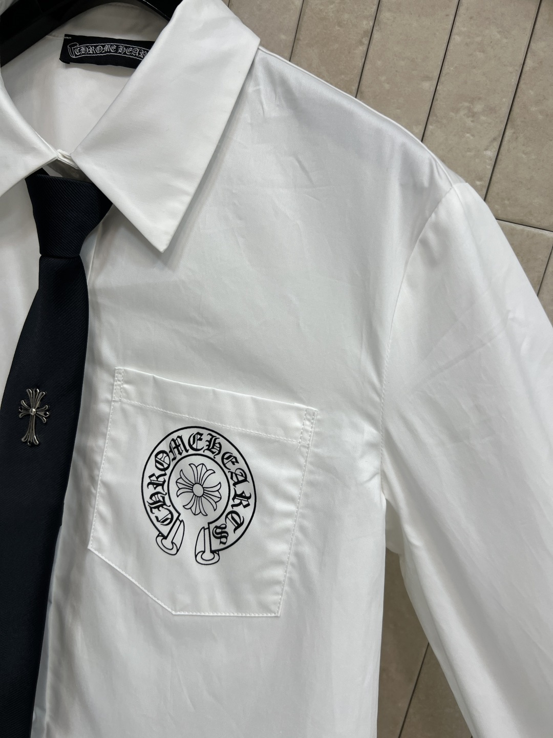 25秋冬新款 徽章领带装饰衬衫 不一样的设计感 无敌帅气的衬衫 简约设计 加入了领带装饰更加显质感时髦范