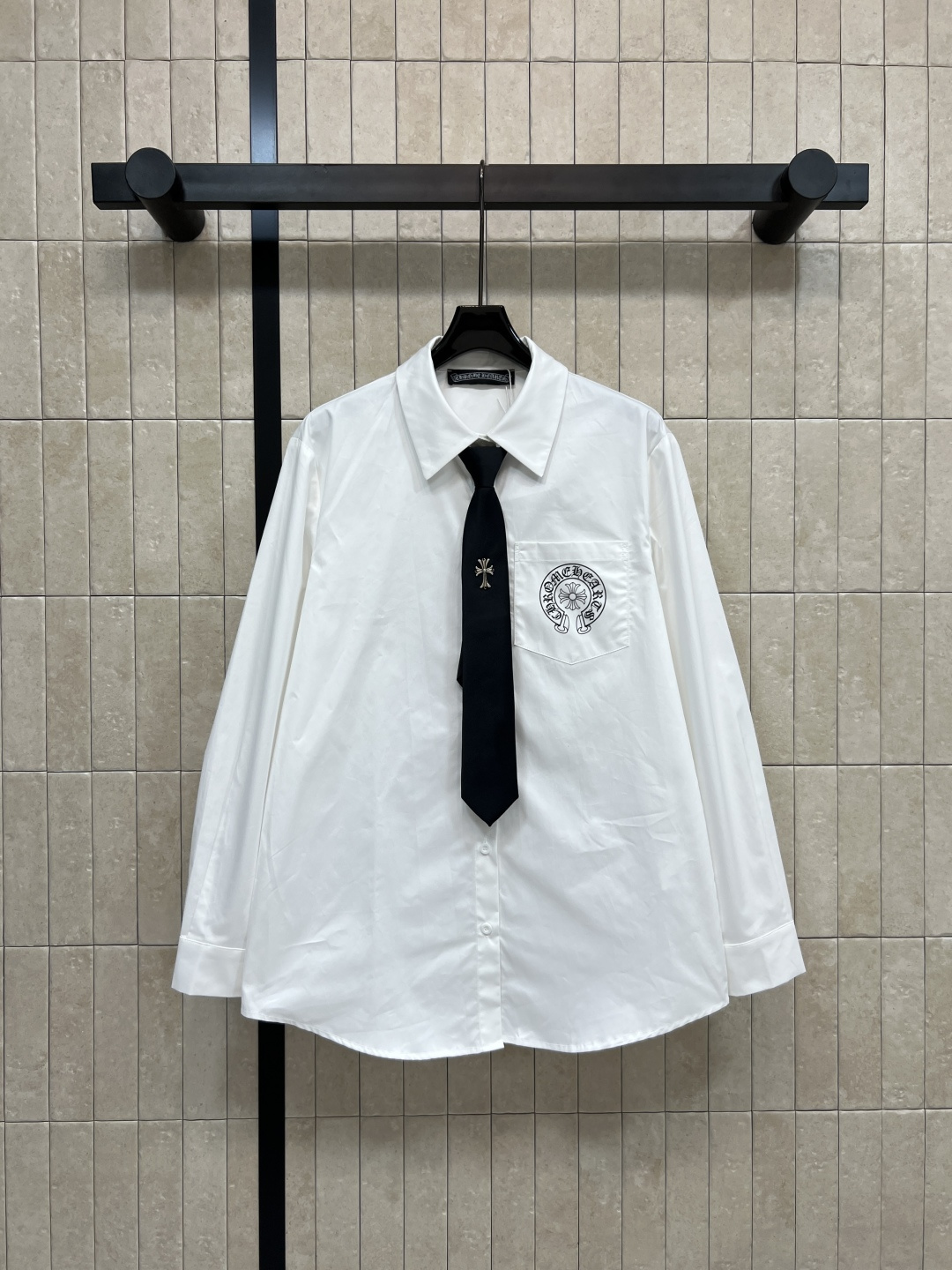 NO:534374,New autumn and winter styles, badges and tie decorative shirts, different design sense, invincible handsome shirts, simple design, added tie decoration to make it look more fashionable, customized classic cross badge on the tie, logo pattern badge on the pocket, pure cotton fabric, one color three-code Size/S-M-L,,shirts,ties,alexander wang19860909秋冬新款 徽章领带装饰衬衫 不一样的设计感 无敌帅气的衬衫 简约设计 加入了领带装饰更加显质感时髦范 领带上定制的经典十字架徽章 口袋上也有logo图案徽章 纯棉面料 一色三码Size/S-M-L,,shirts,ties,alexander wang,Women's clothing