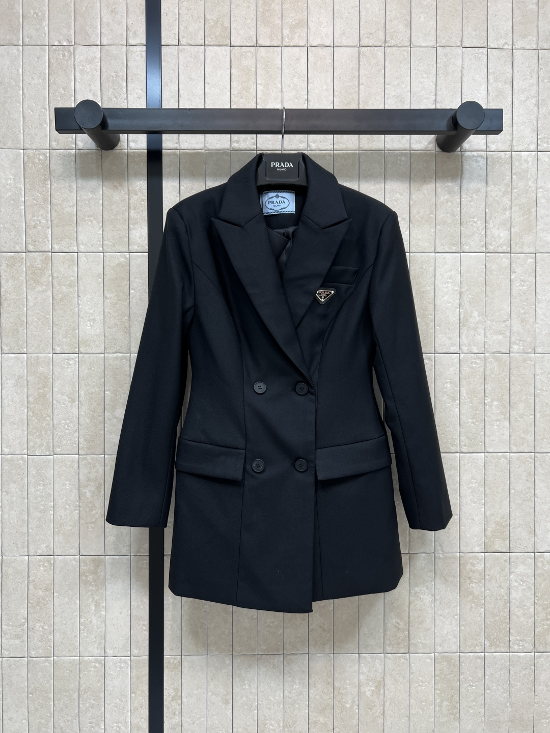 NO:534338,PD Home 25 autumn and winter new style, lapel casual waist-covering suit, classic hourglass waist design, 3D three-dimensional slim fit tailoring, full of aura and temperament, daily commuting, every girl can't resist the cool and handsome black suit, double row logo buckle decoration embellishment, full of high-end sense, texture up, important occasions for commuting in the workplace, aura lifting artifact one color and three codes Size/S-M-L,,dior, business suit,alexander wang19860909PD家 25秋冬新款 翻领休闲收腰西装 经典沙漏腰设计 3D立体修身剪裁 自带气场全开气质 日常通勤都ok 每个女孩都抗拒不了又飒又帅的黑西服 双排logo扣饰装饰点缀 满满的高级感 质感up 职场通勤重要场合 抬气场神器一色三码 Size/S-M-L,,dior,business suit,alexander wang,Women's clothing