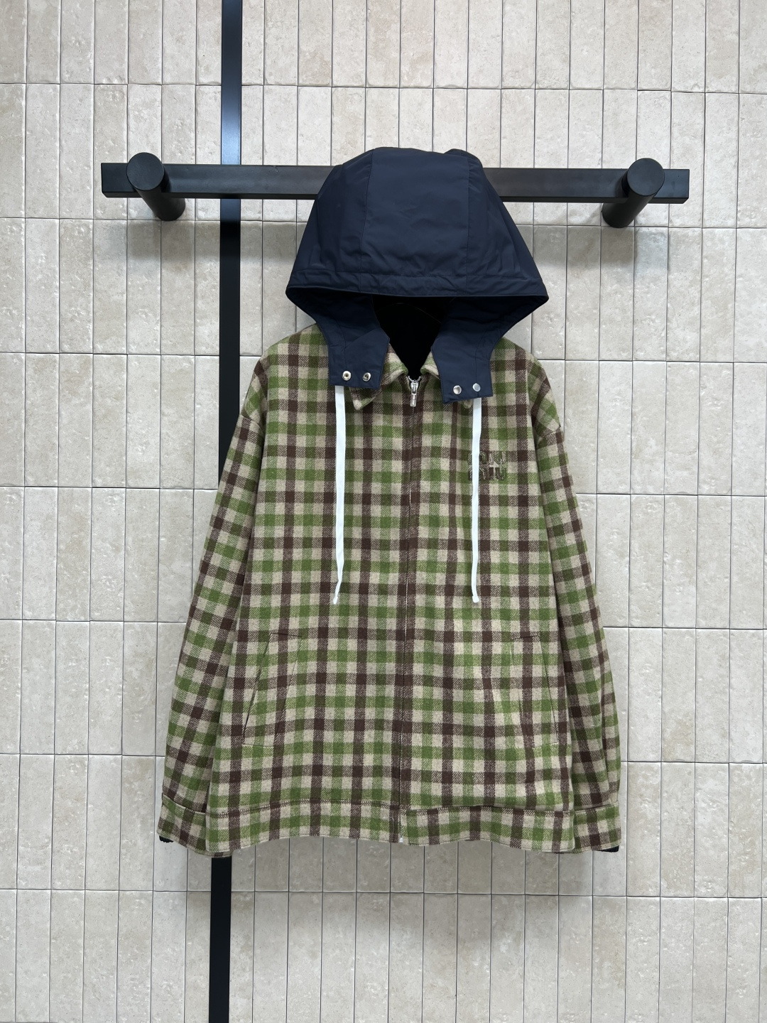 NO:534348,MIu Home 26 autumn and winter new hooded patchwork jacket, detachable contrasting hooded design, basic lapel plaid shirt style, versatile upper body, not picky, three-dimensional tailoring, flesh covering, slimming, fictional details, simple and high-end, one second eye-catching and eye-catching, daily casual recommendation for outings, two-dimensional size/M-L- XL,,miumiu, jackets & coats, jackets & coats,shirts,hats,alexander wang19860909MIu家 26秋冬新款 连帽拼接格纹夹克外套 可拆卸撞色连帽设计 基础翻领格纹衬衫版型上身百搭不挑人 立体的剪裁遮肉显瘦绝绝子 袖口假两件收紧细节 简约高级 一秒的吸睛抢镜日常出街休闲推荐 两色三码size/M-L- XL,,miumiu,jackets & coats,jackets & coats,shirts,hats,alexander wang,Women's clothing