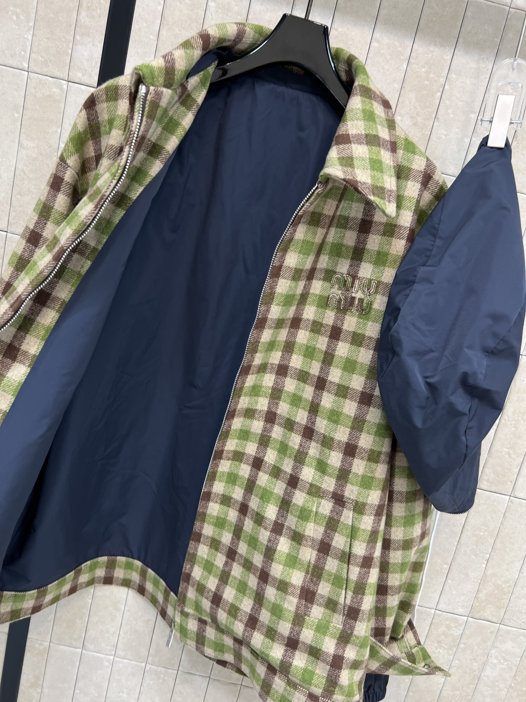 MIu家 26秋冬新款 连帽拼接格纹夹克外套 可拆卸撞色连帽设计 基础翻领格纹衬衫版型上身百搭不挑人 立