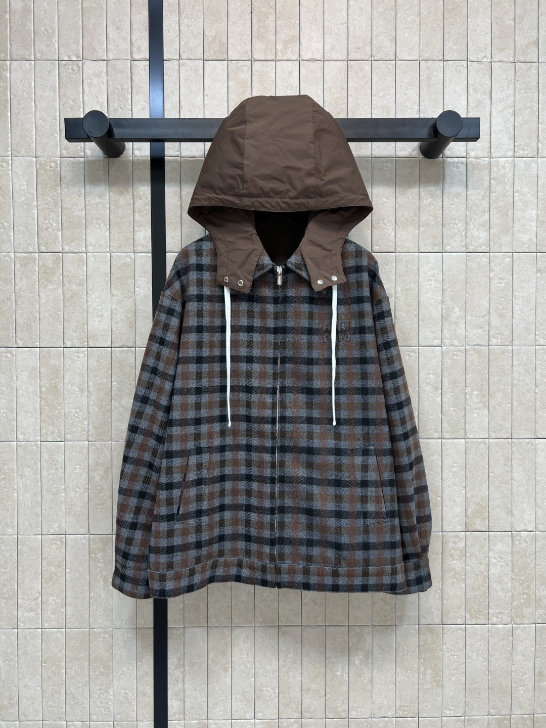 NO:534357,MIu Home 26 autumn and winter new hooded patchwork jacket, detachable contrasting hooded design, basic lapel plaid shirt style, versatile upper body, not picky, three-dimensional tailoring, flesh covering, slimming, fictional details, simple and high-end, one second eye-catching and eye-catching, daily casual recommendation for outings, two-dimensional size/M-L- XL,,miumiu, jackets & coats, jackets & coats,shirts,hats,alexander wang19860909MIu家 26秋冬新款 连帽拼接格纹夹克外套 可拆卸撞色连帽设计 基础翻领格纹衬衫版型上身百搭不挑人 立体的剪裁遮肉显瘦绝绝子 袖口假两件收紧细节 简约高级 一秒的吸睛抢镜日常出街休闲推荐 两色三码size/M-L- XL,,miumiu,jackets & coats,jackets & coats,shirts,hats,alexander wang,Women's clothing