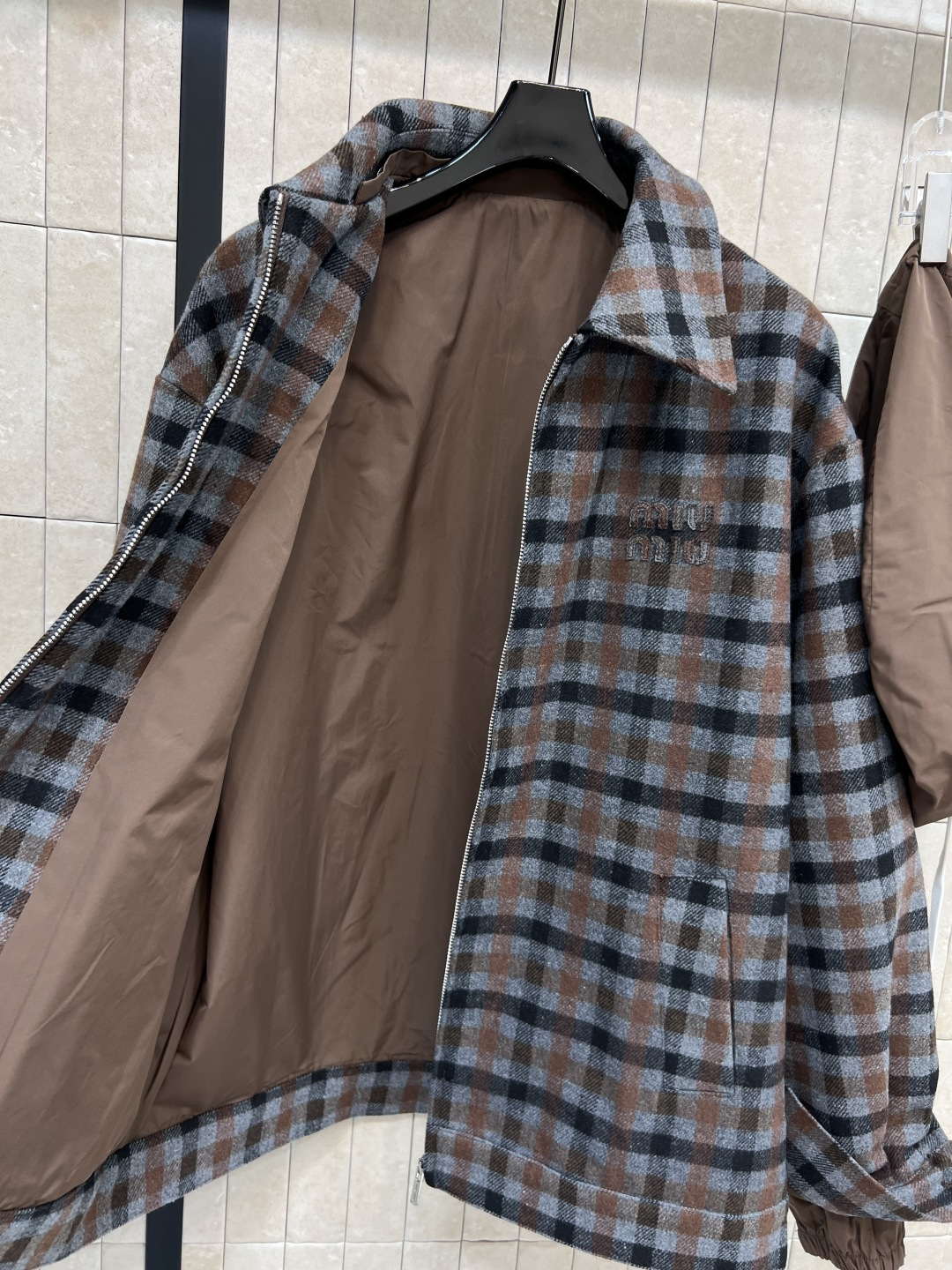 MIu家 26秋冬新款 连帽拼接格纹夹克外套 可拆卸撞色连帽设计 基础翻领格纹衬衫版型上身百搭不挑人 立