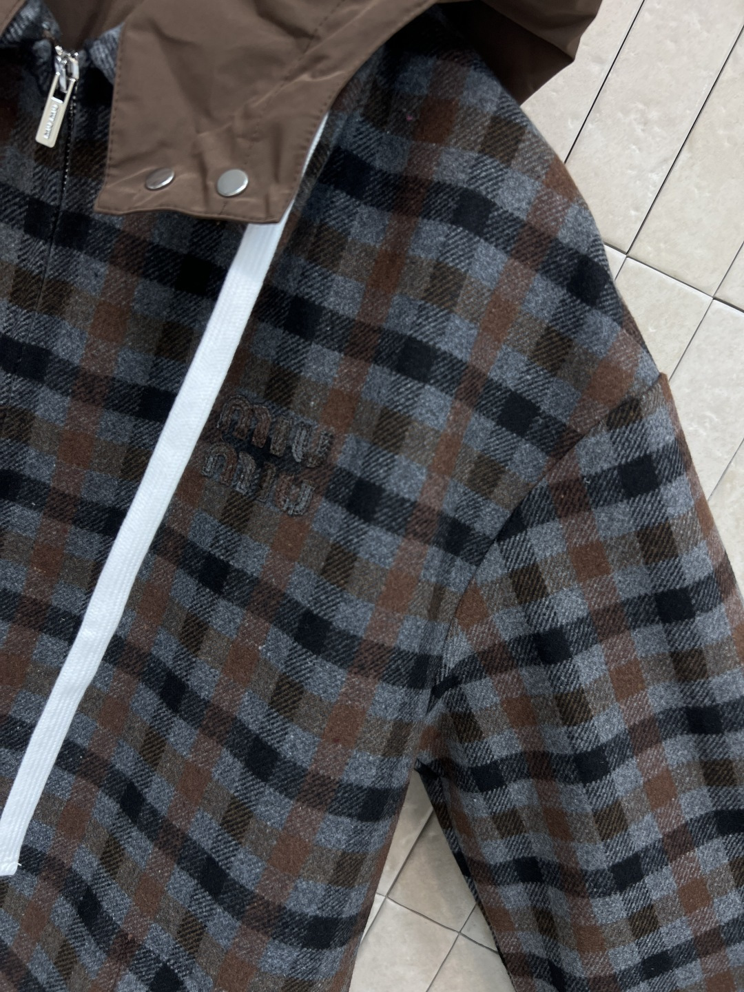 MIu家 26秋冬新款 连帽拼接格纹夹克外套 可拆卸撞色连帽设计 基础翻领格纹衬衫版型上身百搭不挑人 立