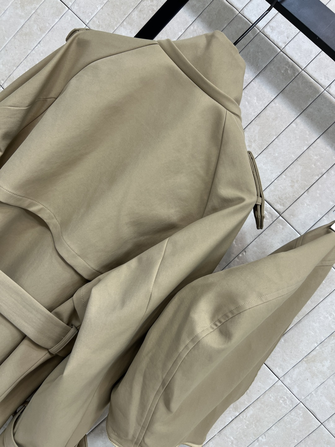 D家 25秋冬新款 连帽立领中长款风衣 博主范穿搭指南 时髦又有风度 可拆卸连帽立领中长款设计 配上腰带