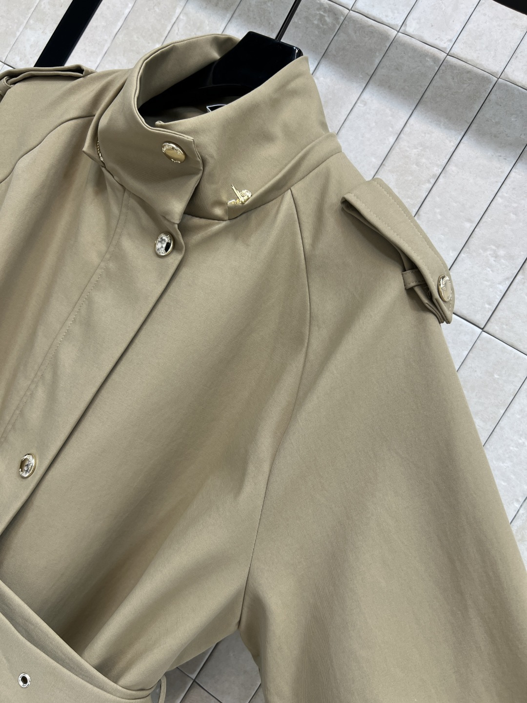 D家 25秋冬新款 连帽立领中长款风衣 博主范穿搭指南 时髦又有风度 可拆卸连帽立领中长款设计 配上腰带