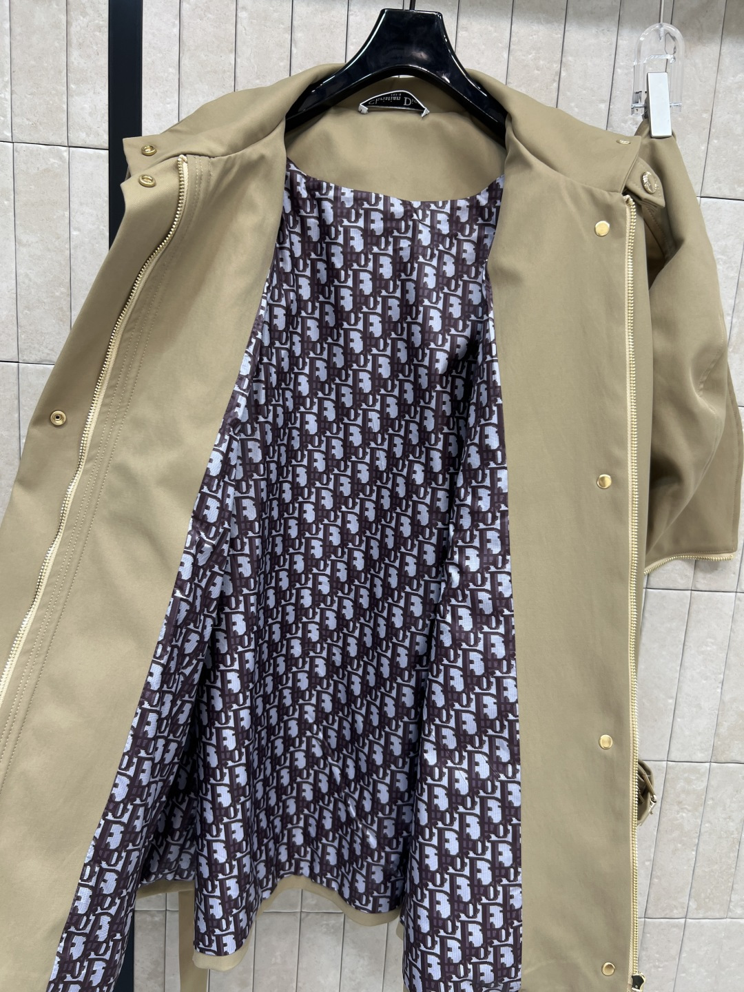 D家 25秋冬新款 连帽立领中长款风衣 博主范穿搭指南 时髦又有风度 可拆卸连帽立领中长款设计 配上腰带