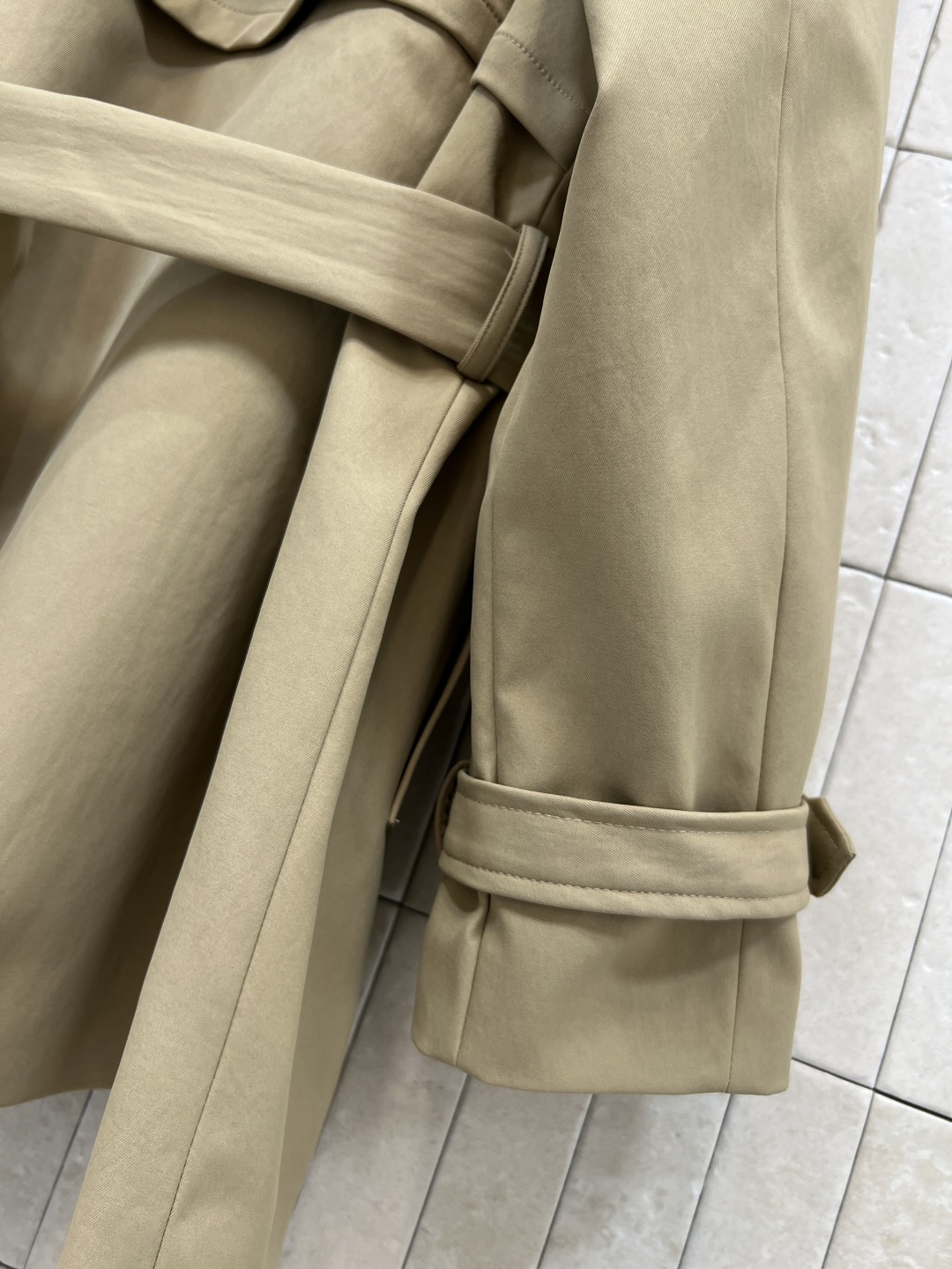 D家 25秋冬新款 连帽立领中长款风衣 博主范穿搭指南 时髦又有风度 可拆卸连帽立领中长款设计 配上腰带