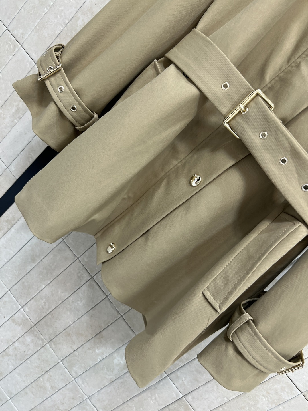 D家 25秋冬新款 连帽立领中长款风衣 博主范穿搭指南 时髦又有风度 可拆卸连帽立领中长款设计 配上腰带