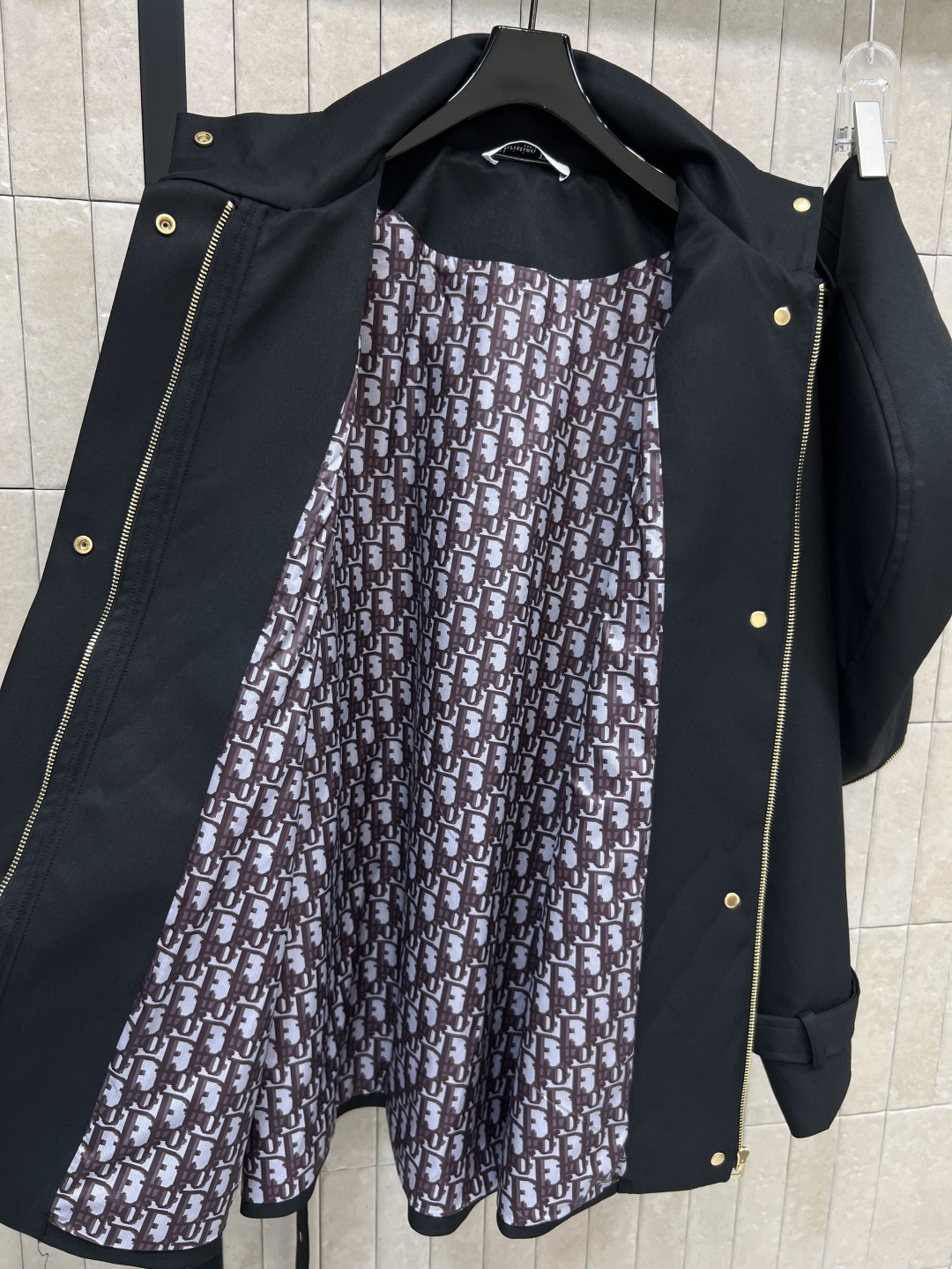 D家 25秋冬新款 连帽立领中长款风衣 博主范穿搭指南 时髦又有风度 可拆卸连帽立领中长款设计 配上腰带