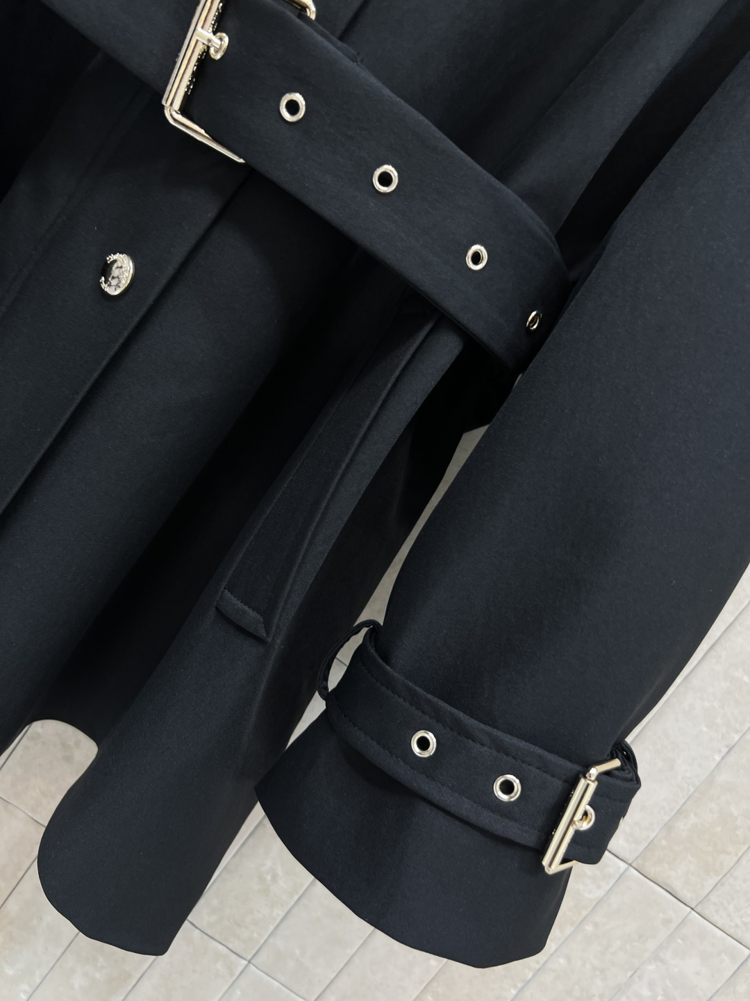 D家 25秋冬新款 连帽立领中长款风衣 博主范穿搭指南 时髦又有风度 可拆卸连帽立领中长款设计 配上腰带