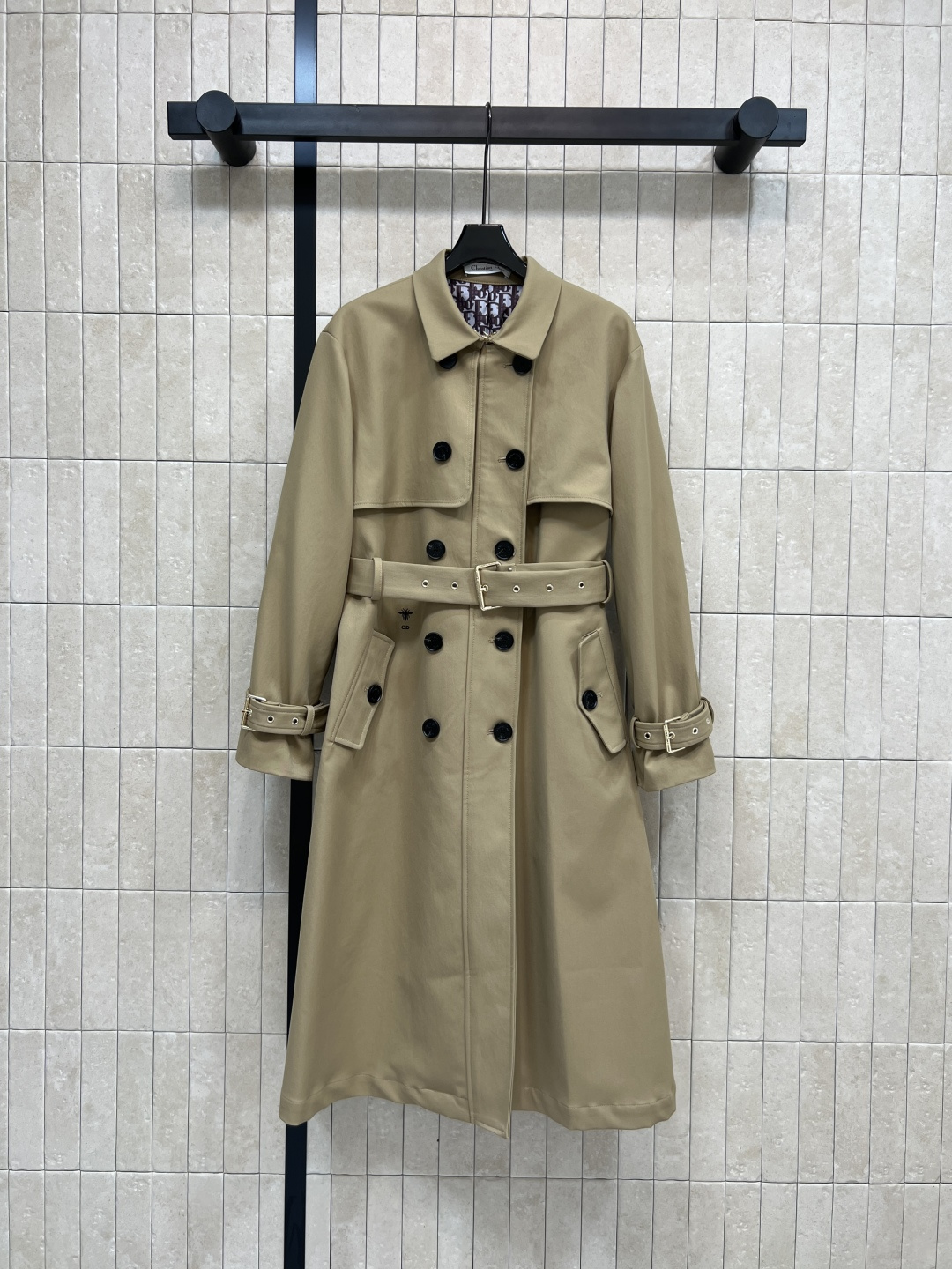 NO:534384,D Home 25 autumn and winter new style classic double-breasted windbreaker jacket classic windbreaker that is released every year. The upper body is wonderfully raised and the temperament is aura. Classic double-breasted design. Lapel silhouette long windbreaker. The waist is paired with a belt waist slimming. Positioned bee embroidered logo. Buttons with logo. The lining is a classic D letter presbyopia pattern. Two colors and three codes. Size/S-M-L,,dior,jackets & coats,alexander wang.19860909D家 25秋冬新款 经典双排扣风衣外套 每年都会出的经典风衣 上身妙抬气质气场 经典双排扣设计 翻领廓形长款风衣 腰间搭配腰带收腰造型 定位的小蜜蜂刺绣标识 带有logo的纽扣 内衬是经典D字母老花图案 两色三码 Size/S-M-L,,dior,jackets & coats,alexander wang,Women's clothing