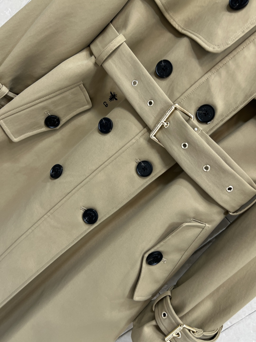 D家 25秋冬新款 经典双排扣风衣外套 每年都会出的经典风衣 上身妙抬气质气场 经典双排扣设计 翻领廓形