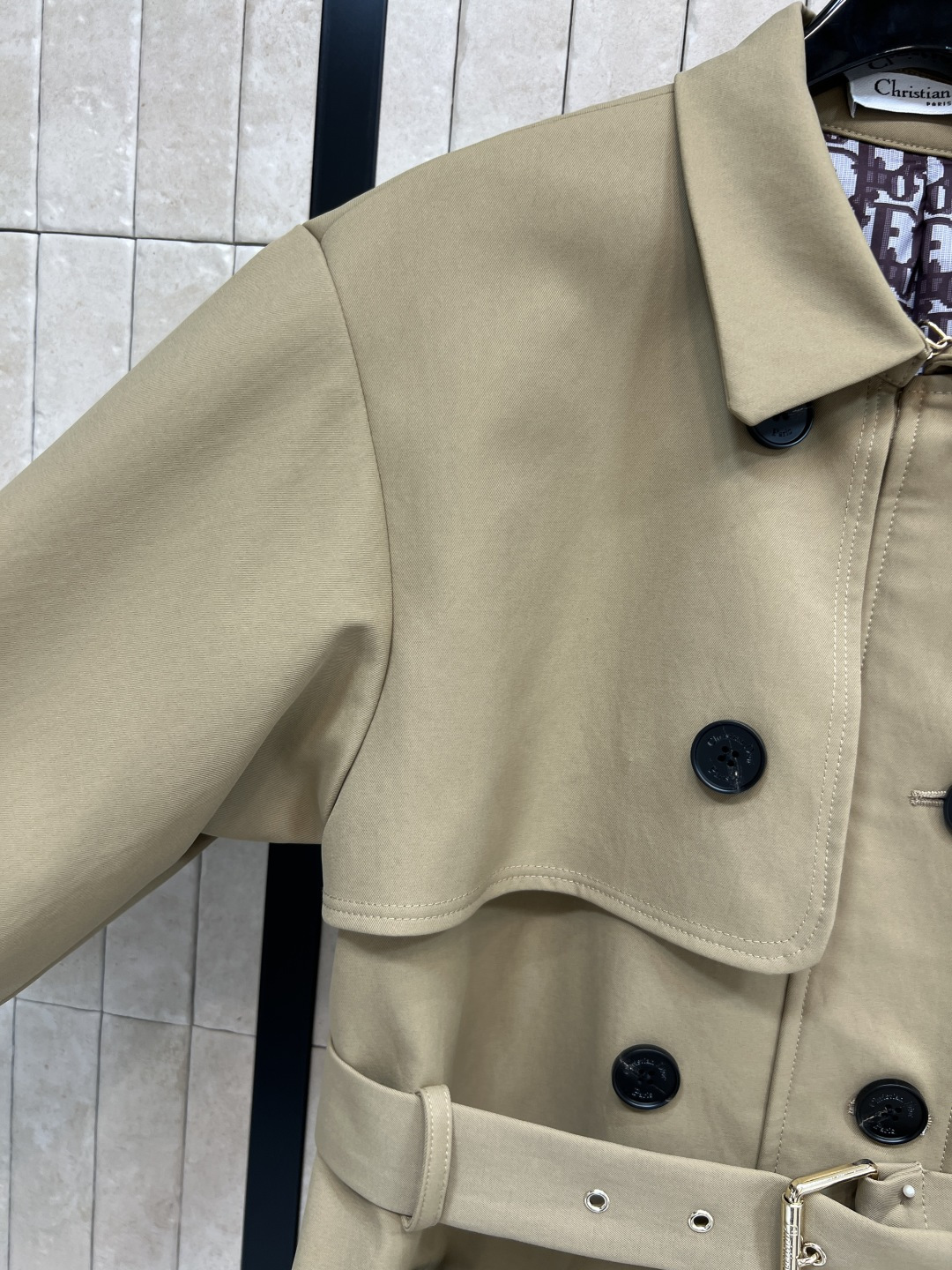 D家 25秋冬新款 经典双排扣风衣外套 每年都会出的经典风衣 上身妙抬气质气场 经典双排扣设计 翻领廓形