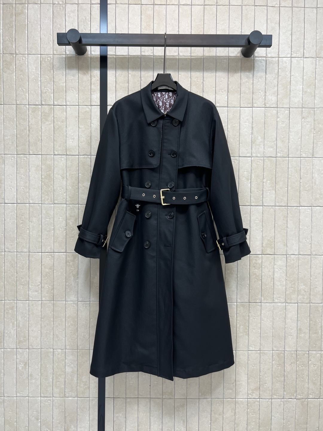 NO:534393,D Home 25 autumn and winter new style classic double-breasted windbreaker jacket classic windbreaker that is released every year. The upper body is wonderfully raised and the temperament is aura. Classic double-breasted design. Lapel silhouette long windbreaker. The waist is paired with a belt waist slimming. Positioned bee embroidered logo. Buttons with logo. The lining is a classic D letter presbyopia pattern. Two colors and three codes. Size/S-M-L,,dior,jackets & coats,alexander wang.19860909D家 25秋冬新款 经典双排扣风衣外套 每年都会出的经典风衣 上身妙抬气质气场 经典双排扣设计 翻领廓形长款风衣 腰间搭配腰带收腰造型 定位的小蜜蜂刺绣标识 带有logo的纽扣 内衬是经典D字母老花图案 两色三码 Size/S-M-L,,dior,jackets & coats,alexander wang,Women's clothing