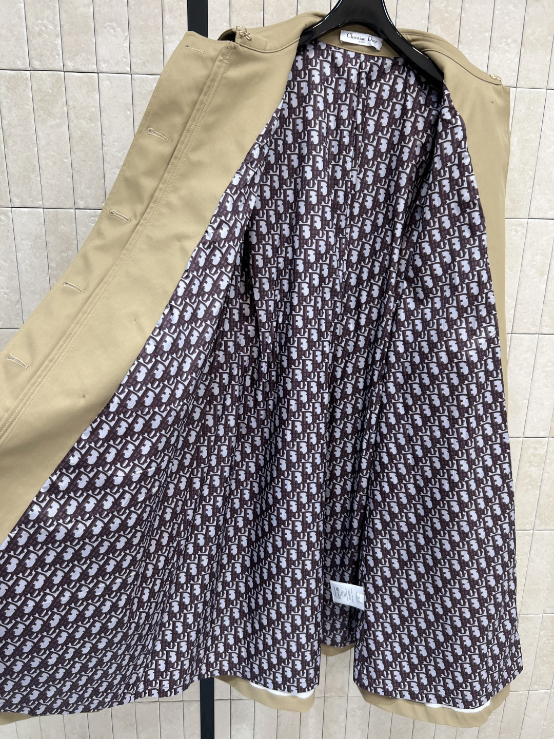 D家 25秋冬新款 经典双排扣风衣外套 每年都会出的经典风衣 上身妙抬气质气场 经典双排扣设计 翻领廓形