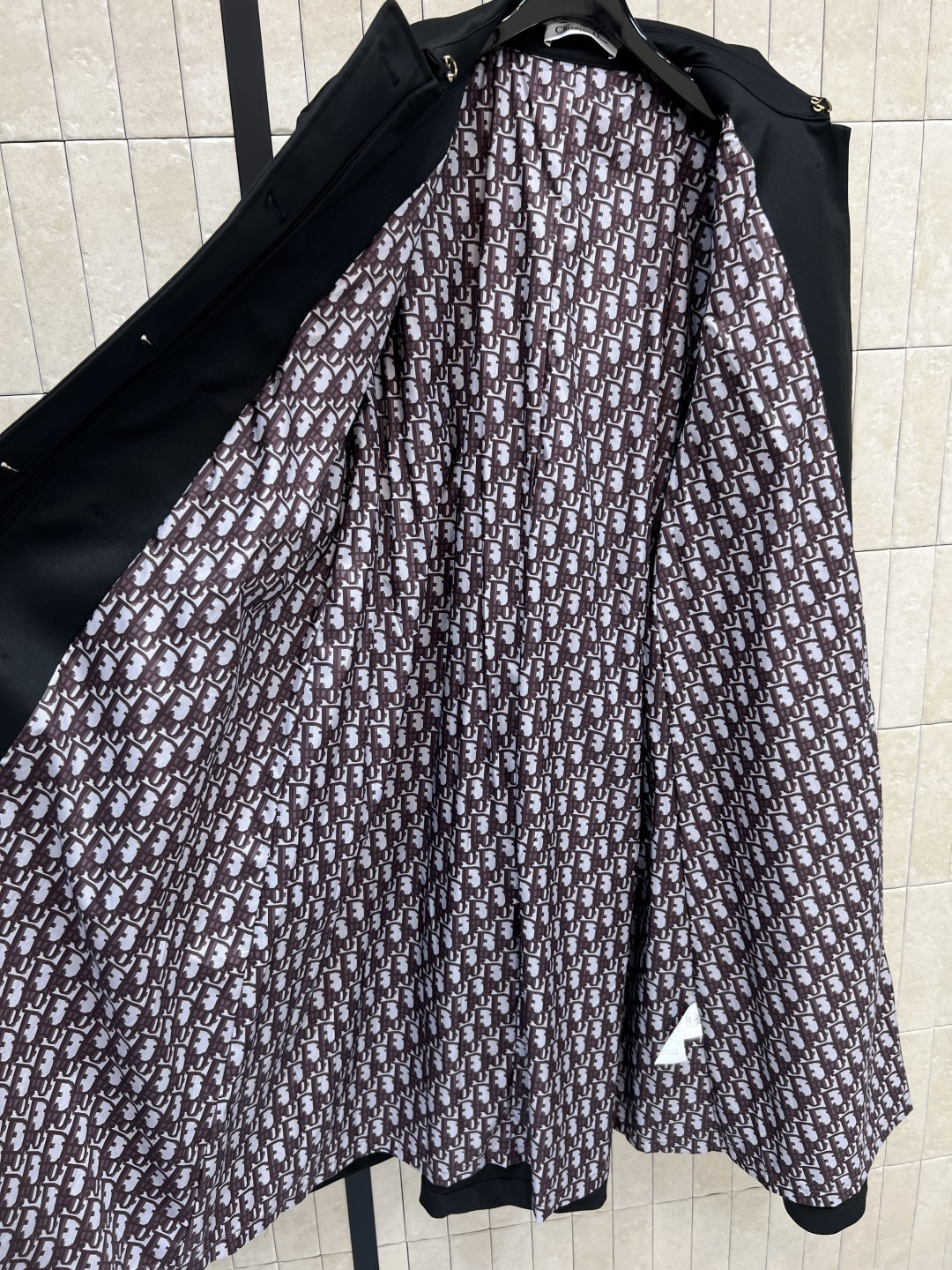 D家 25秋冬新款 经典双排扣风衣外套 每年都会出的经典风衣 上身妙抬气质气场 经典双排扣设计 翻领廓形