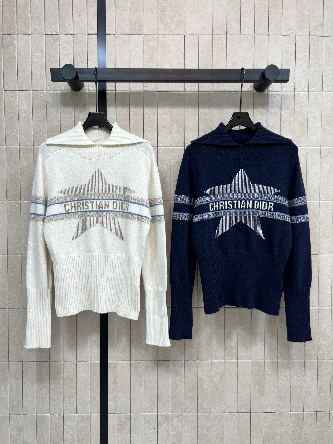 NO:534399,D Home 25 autumn and winter new style Star jacquard large lapel knitted sweater YB fixed dye yarn not to look at the picture to make the product version Position letters + five-pointed star contrasting jacquard pattern Create a fashionable and sporty style Imported cashmere blended yarn has a great texture. Classic waist-cutting, top-body looks slim. Cool and fashionable items. Super recommended versatile items in autumn and winter. Two colors and three codes, dior, sweaters, alexander wang19860909D家 25秋冬新款 星星提花大翻领针织毛衣 YB定染纱线 不是看图做货版本 定位字母+五角星星撞色提花图案 打造时尚运动风格 进口羊绒混纺纱线质感超赞 经典束腰版型剪裁上身巨显瘦 酷帅又时髦单品 秋冬超级推荐百搭单品 两色三码,,dior,sweaters,alexander wang,Women's clothing