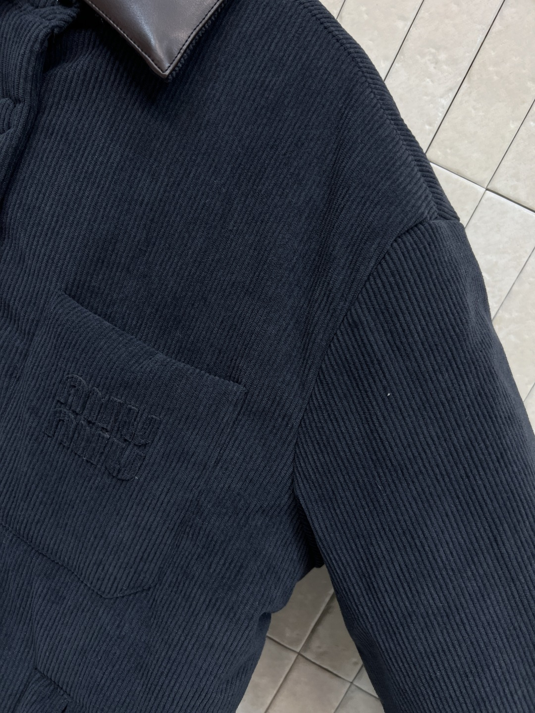 MIu家 25秋冬新款 灯芯绒棉服 拼接皮革领口装饰上身酷帅有型 胸口口袋Logo刺绣点缀 彰显品牌魅力