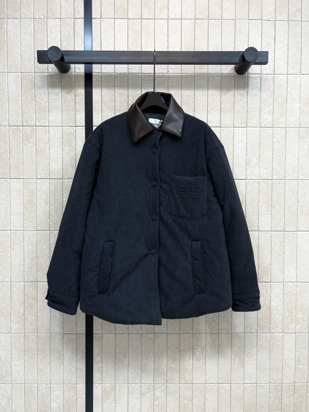 NO:534405,MIujia 25 autumn and winter new corduroy cotton jacket with spliced ​​leather collar decoration on the upper body cool and stylish chest pocket logo embroidery embellishment to show the brand charm. Classic loose style, slimming and tall, not picky, the upper body is invincible and warm, a jacket that can survive the winter, very design sense, full of age-reducing girlish temperament for the upper body, daily leisure recommendation Size/S-M-L,,miumiu, jackets & coats,alexander wang19860909MIu家 25秋冬新款 灯芯绒棉服 拼接皮革领口装饰上身酷帅有型 胸口口袋Logo刺绣点缀 彰显品牌魅力 经典宽松版型 显瘦显高不挑人 上身无敌巨保暖一件可以过冬的外套 很有设计感 上身满满的减龄少女气质 日常出街休闲推荐 Size/S-M-L,,miumiu,jackets & coats,alexander wang,Women's clothing