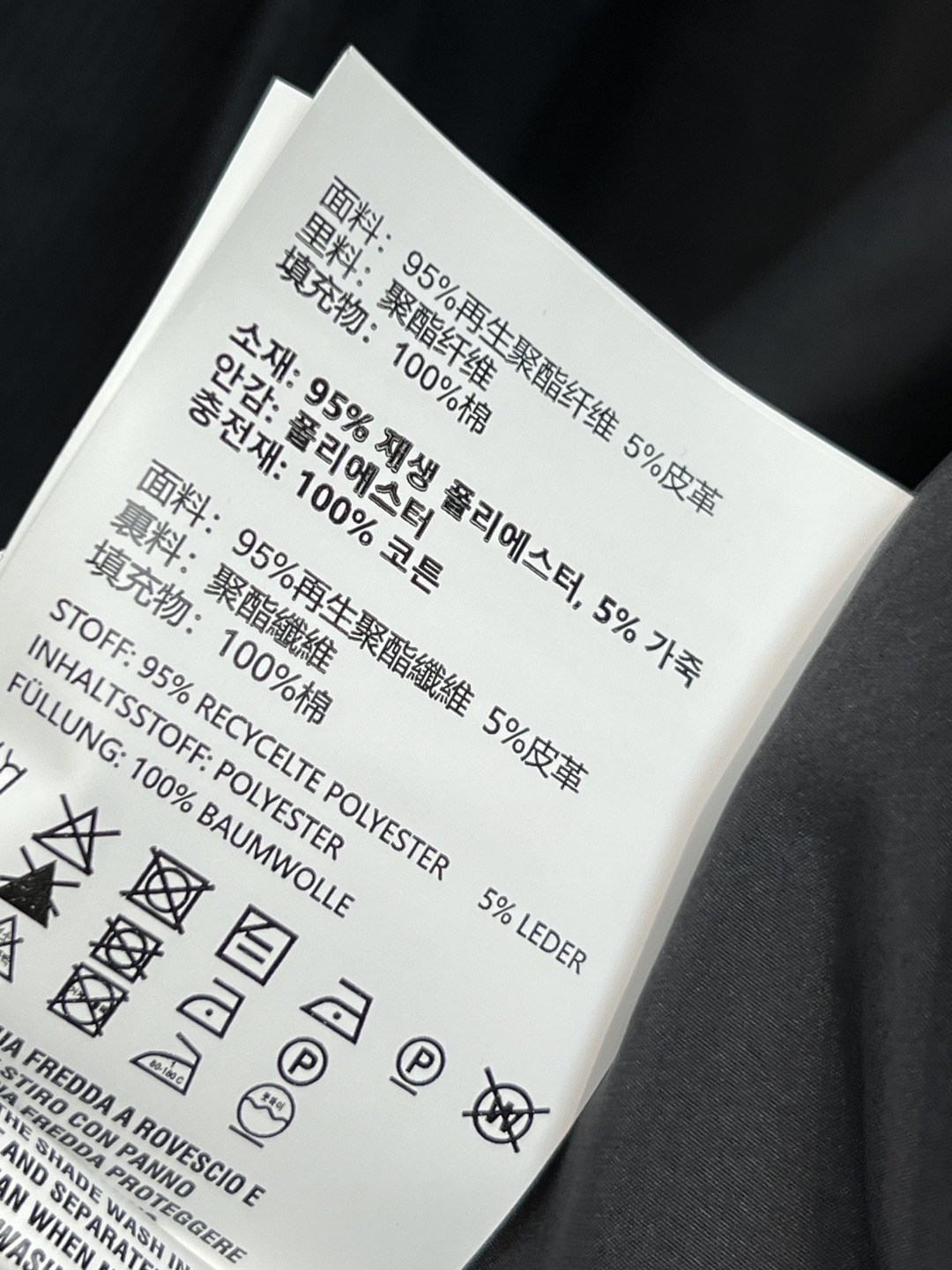 MIu家 25秋冬新款 灯芯绒棉服 拼接皮革领口装饰上身酷帅有型 胸口口袋Logo刺绣点缀 彰显品牌魅力