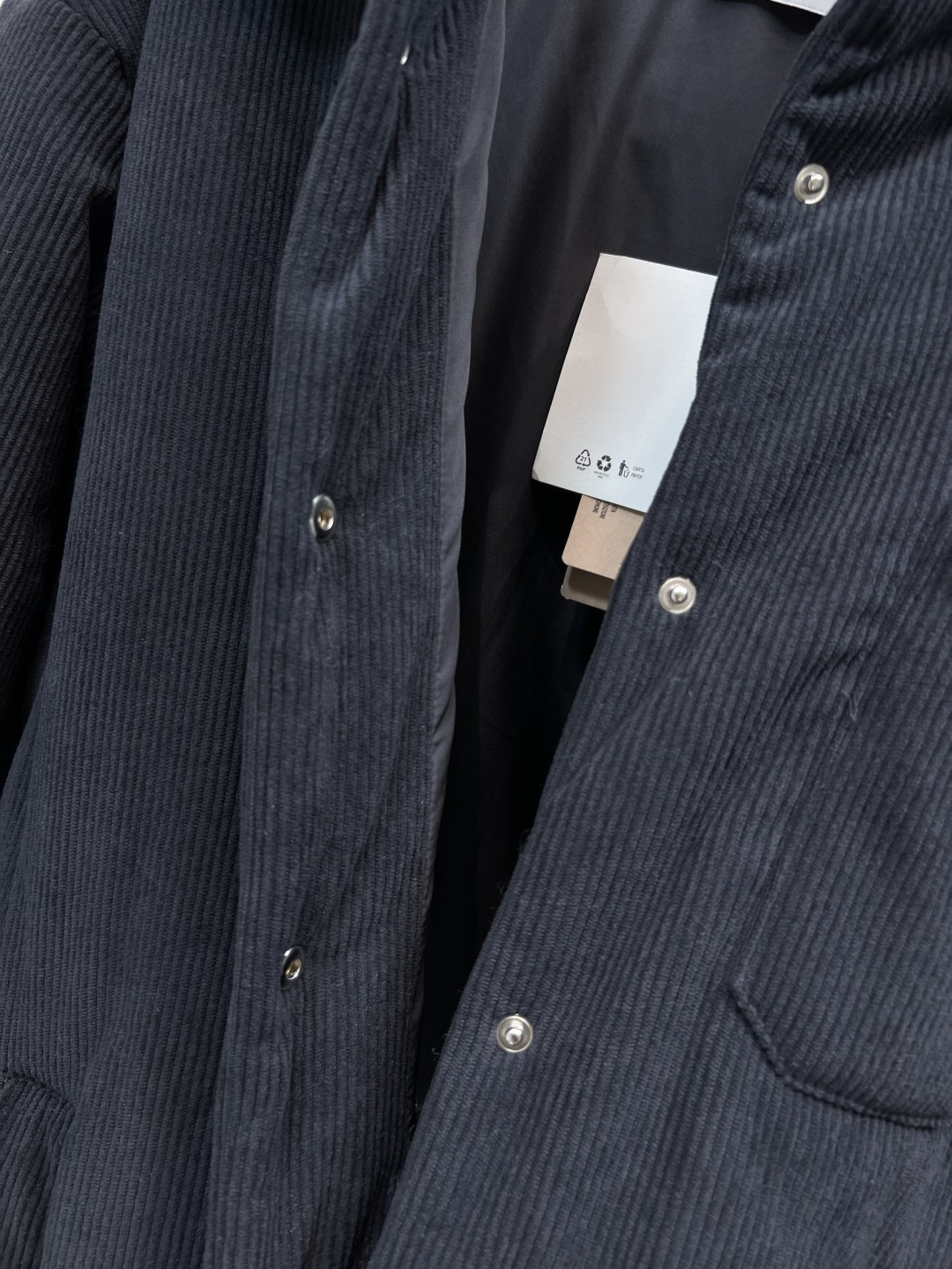 MIu家 25秋冬新款 灯芯绒棉服 拼接皮革领口装饰上身酷帅有型 胸口口袋Logo刺绣点缀 彰显品牌魅力