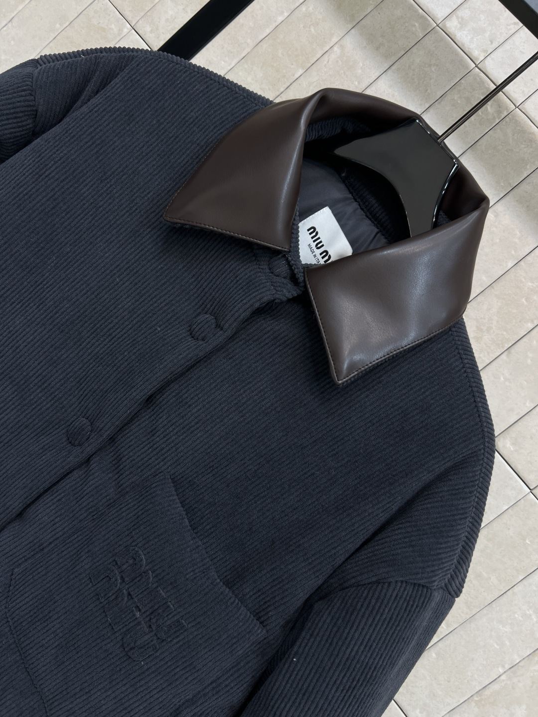 MIu家 25秋冬新款 灯芯绒棉服 拼接皮革领口装饰上身酷帅有型 胸口口袋Logo刺绣点缀 彰显品牌魅力