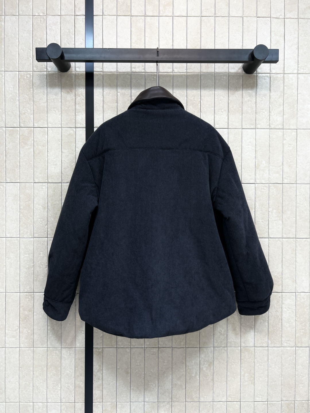 MIu家 25秋冬新款 灯芯绒棉服 拼接皮革领口装饰上身酷帅有型 胸口口袋Logo刺绣点缀 彰显品牌魅力