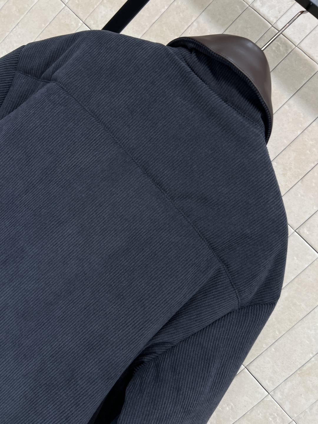 MIu家 25秋冬新款 灯芯绒棉服 拼接皮革领口装饰上身酷帅有型 胸口口袋Logo刺绣点缀 彰显品牌魅力