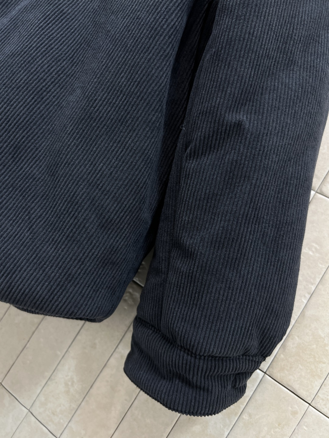 MIu家 25秋冬新款 灯芯绒棉服 拼接皮革领口装饰上身酷帅有型 胸口口袋Logo刺绣点缀 彰显品牌魅力