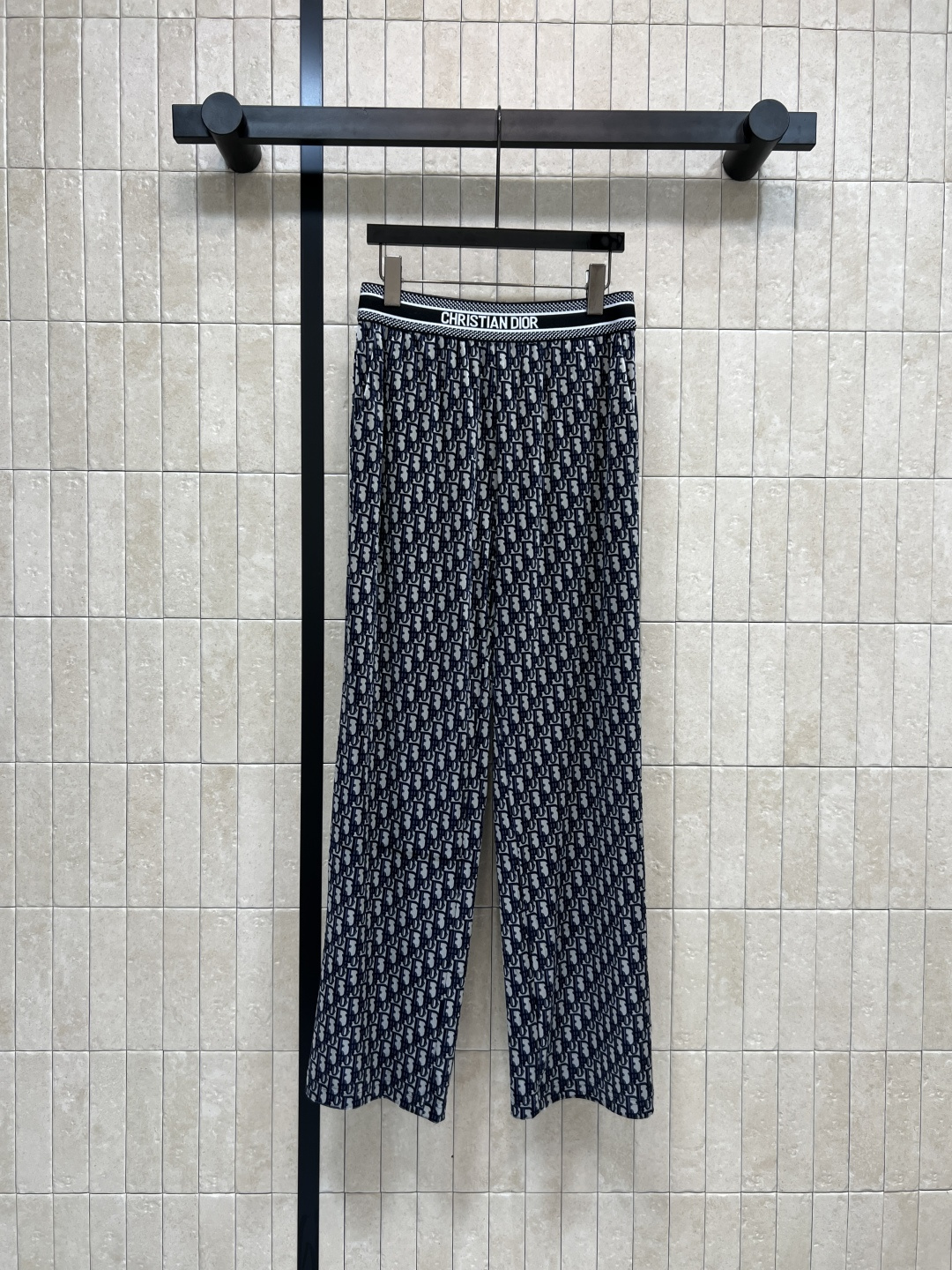 NO:534410,FD Home 25 autumn and winter new style, waist letter jacquard velvet pants, customized D letter webbing, straight wide-leg pants, slim and versatile in one second, fashionable artifact that makes you look taller and thinner, very suitable for daily life, very comfortable, high practical wear, three-code one color Size/S-M-L,,dior,alexander wang19860909FD家 25秋冬新款 腰间字母提花丝绒裤 定制的D字母织带拼接 直简阔腿裤型 一秒显瘦又百搭 显高显瘦的时髦神器 日常很适合 舒适感超好 实穿度也高 一色三码 Size/S-M-L,,dior,alexander wang,Women's clothing