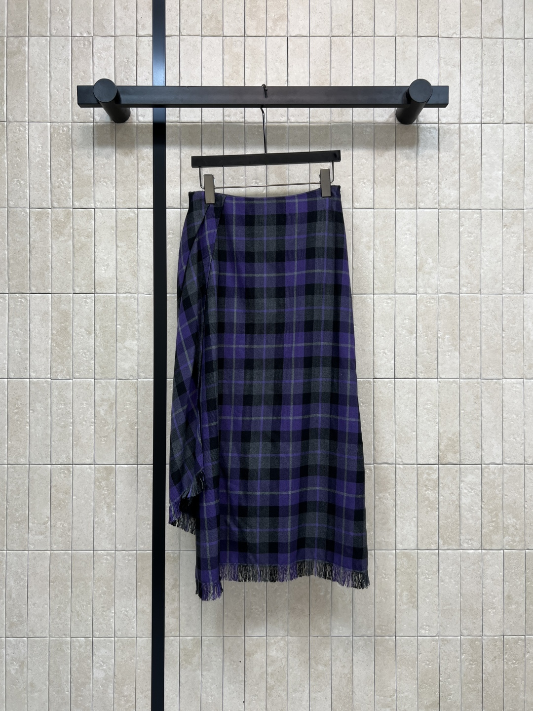 D家 25秋冬新款 复古格纹毛呢系列 褶皱毛边包臀裙 很显女性气质的半裙 右侧褶皱开叉设计 若隐若现的特