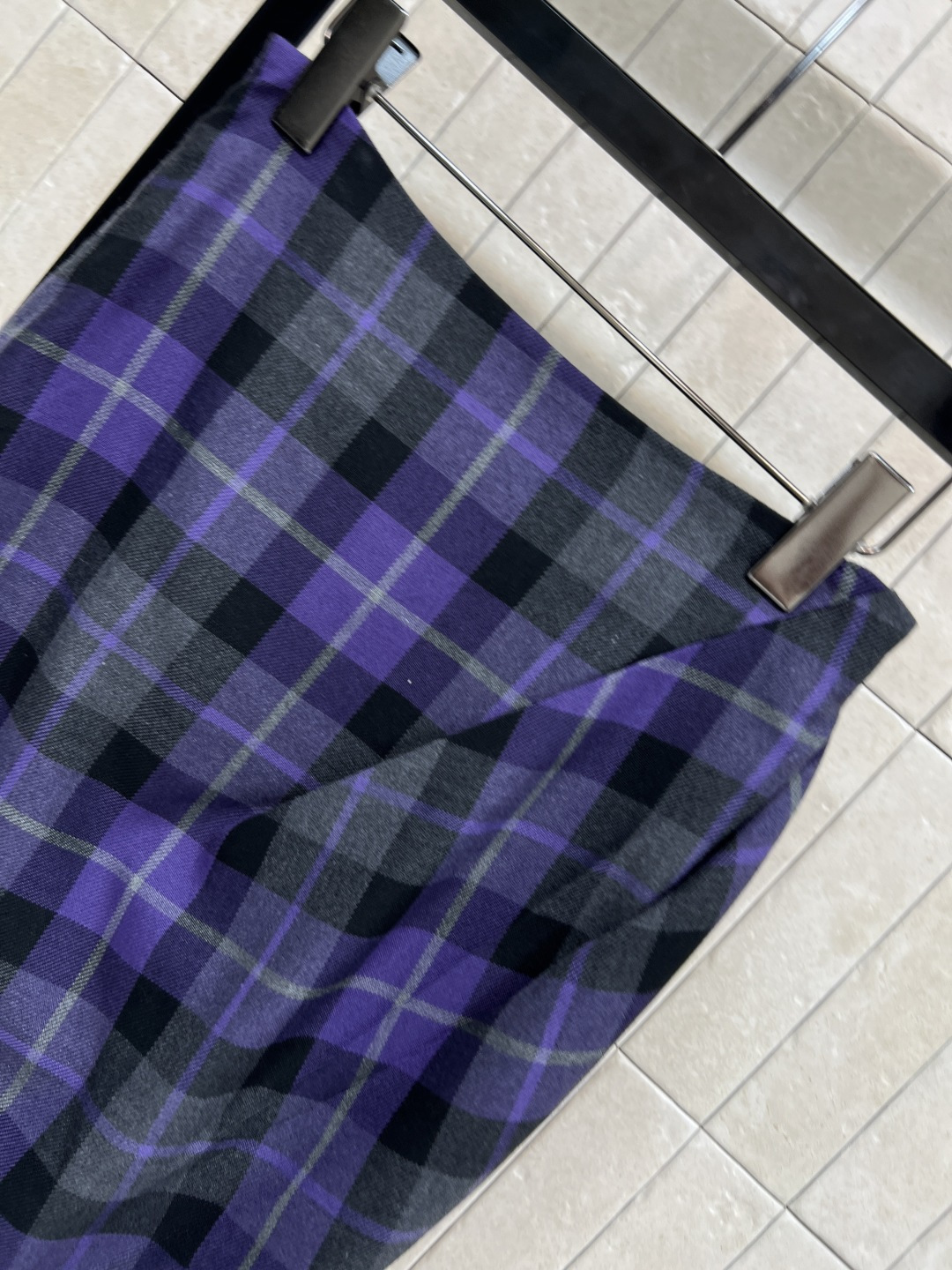 D家 25秋冬新款 复古格纹毛呢系列 褶皱毛边包臀裙 很显女性气质的半裙 右侧褶皱开叉设计 若隐若现的特