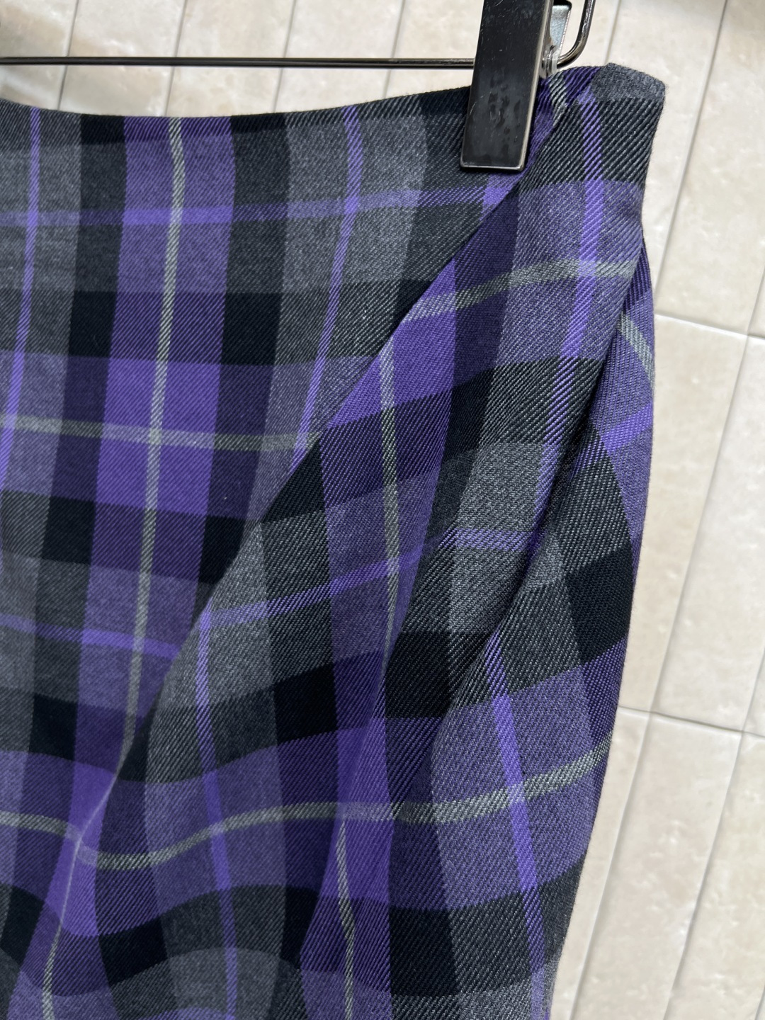 D家 25秋冬新款 复古格纹毛呢系列 褶皱毛边包臀裙 很显女性气质的半裙 右侧褶皱开叉设计 若隐若现的特