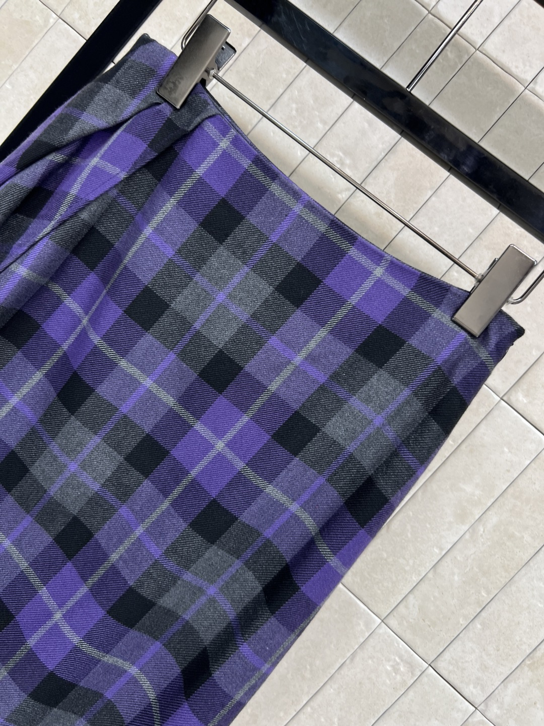 D家 25秋冬新款 复古格纹毛呢系列 褶皱毛边包臀裙 很显女性气质的半裙 右侧褶皱开叉设计 若隐若现的特