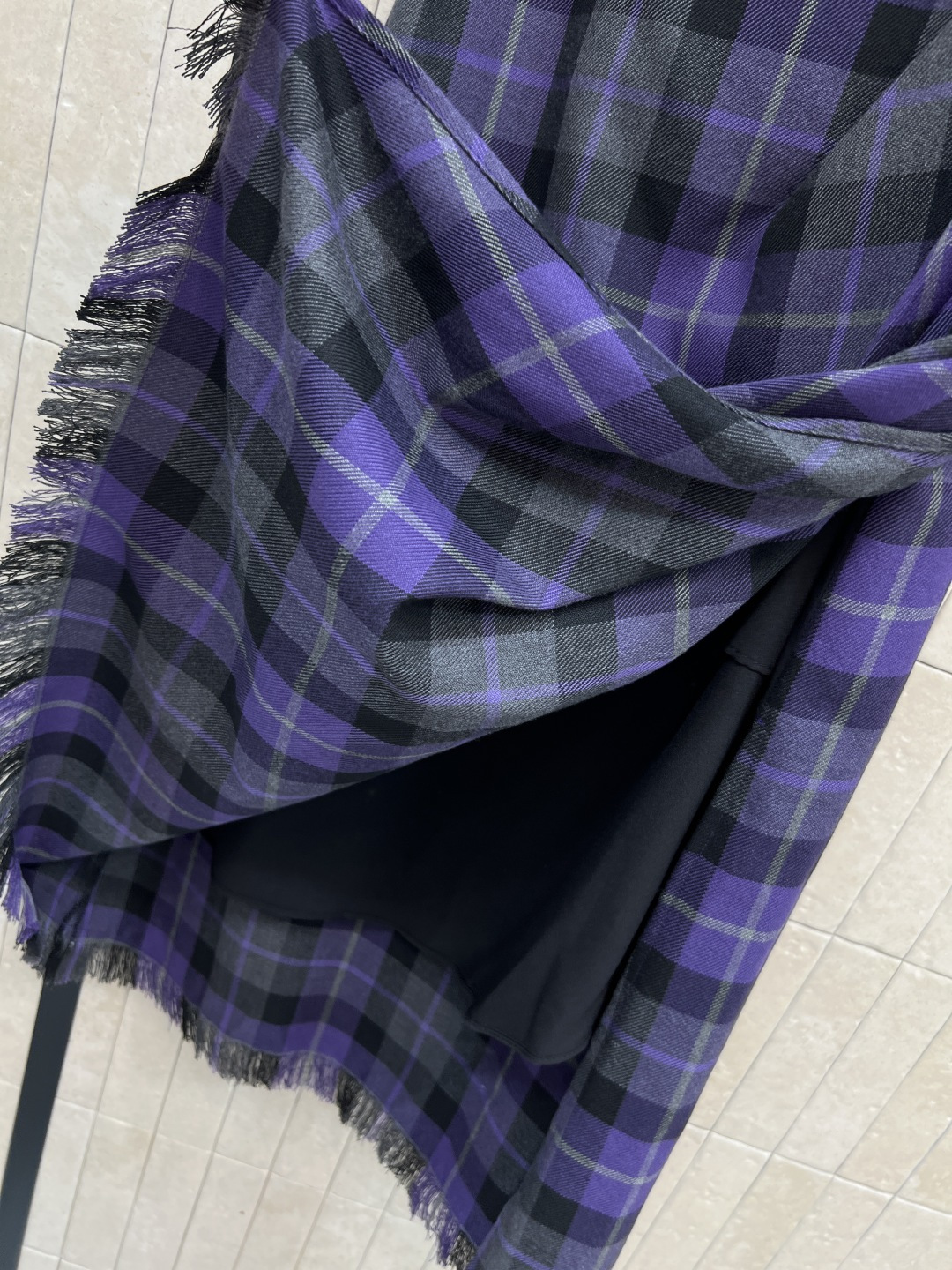 D家 25秋冬新款 复古格纹毛呢系列 褶皱毛边包臀裙 很显女性气质的半裙 右侧褶皱开叉设计 若隐若现的特