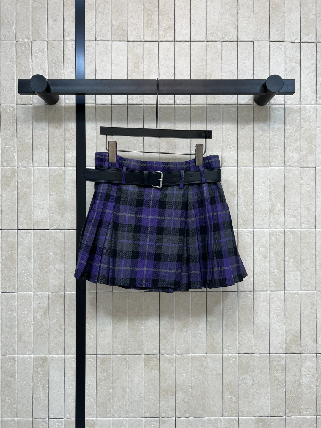 NO:535046,D Home 25 autumn and winter new style retro plaid wool series One-piece wrap design pleated half skirt. It looks very eye-catching with customized leather buckle. One-piece design Classic pleated skirt. Customized purple retro plaid wool fabric. Very special and fashionable. The style is also very slim. Tops of all styles can be easily controlled. One-color three-code SML, dior, skirts, alexander wang19860909D家 25秋冬新款 复古格纹毛呢系列 一片式围裹设计百褶半短裙 搭配定制的皮扣很好看很吸睛 一片式的设计 经典百褶裙形 定制的紫色复古格纹羊毛面料 很特别的时髦感 版型也很显瘦 各种风格的上衣都能轻松驾驭 一色三码 SML,,dior,skirts,alexander wang,Women's clothing