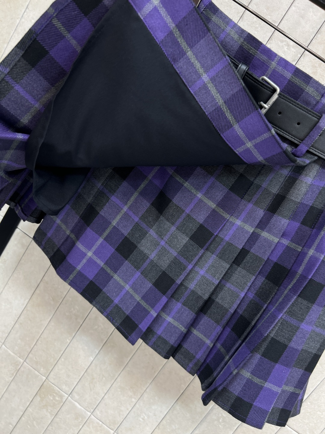 D家 25秋冬新款 复古格纹毛呢系列 一片式围裹设计百褶半短裙 搭配定制的皮扣很好看很吸睛 一片式的设计