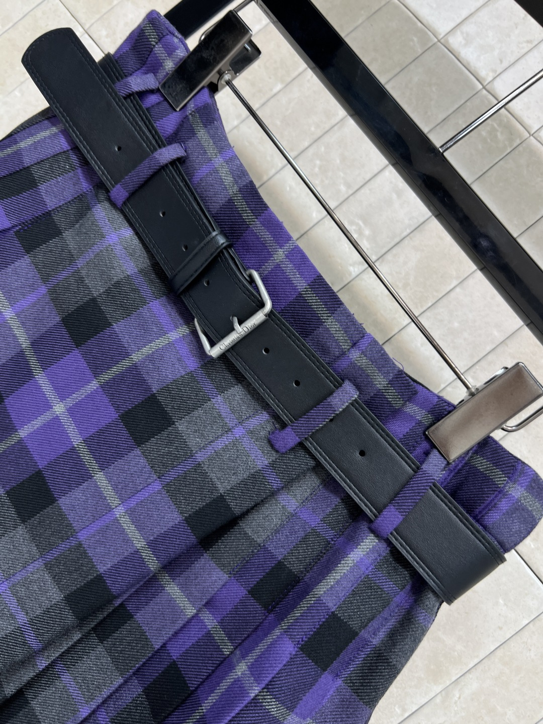 D家 25秋冬新款 复古格纹毛呢系列 一片式围裹设计百褶半短裙 搭配定制的皮扣很好看很吸睛 一片式的设计