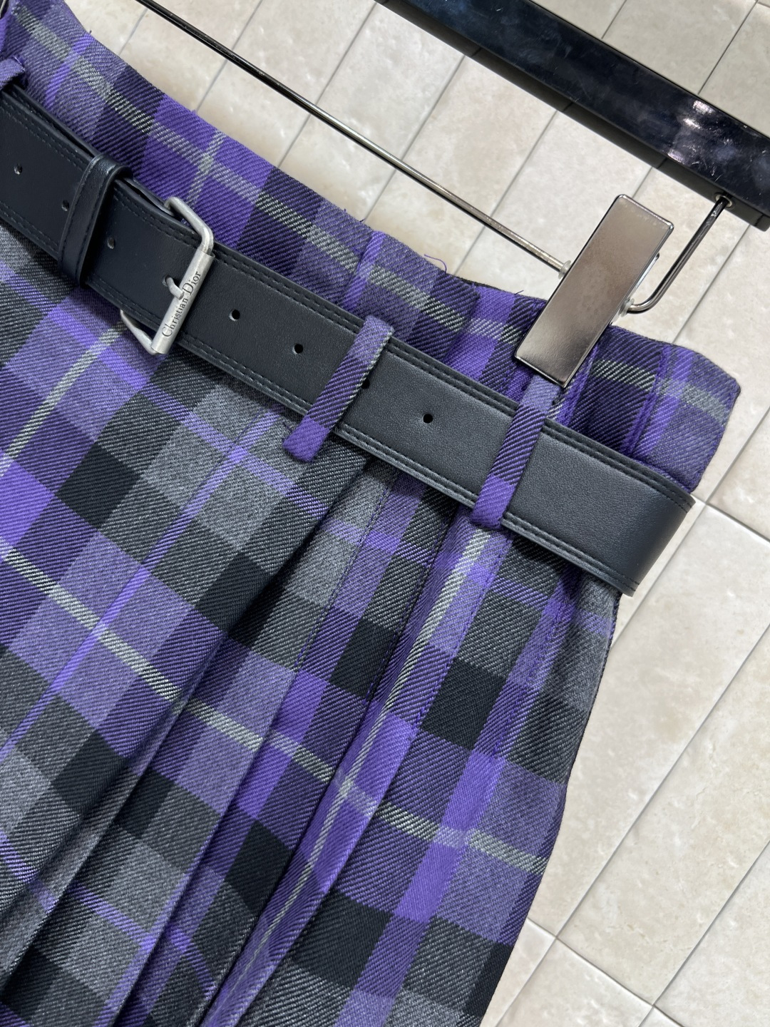 D家 25秋冬新款 复古格纹毛呢系列 一片式围裹设计百褶半短裙 搭配定制的皮扣很好看很吸睛 一片式的设计