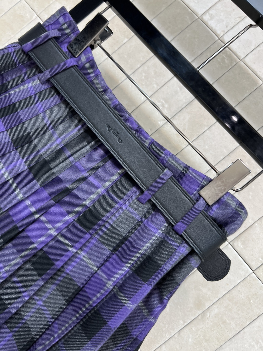 D家 25秋冬新款 复古格纹毛呢系列 一片式围裹设计百褶半短裙 搭配定制的皮扣很好看很吸睛 一片式的设计