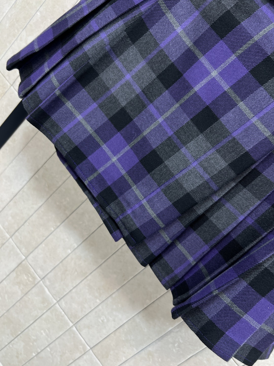 D家 25秋冬新款 复古格纹毛呢系列 一片式围裹设计百褶半短裙 搭配定制的皮扣很好看很吸睛 一片式的设计