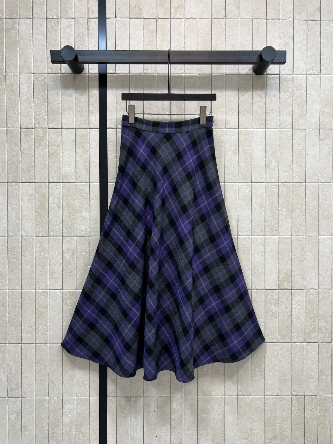 D家 25秋冬新款 复古格纹毛呢系列 高腰长半裙 高腰a字伞裙摆 很显女性气质的半裙 定制的紫色复古格纹